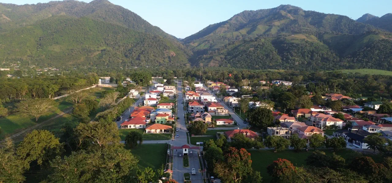 portico de entrada de residencial los prados el porgreeso honduras. lotes en venta