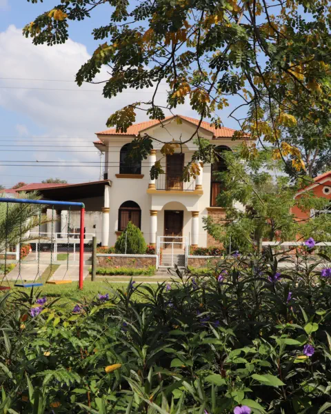 portico de entrada de residencial los prados el porgreeso honduras. lotes en venta