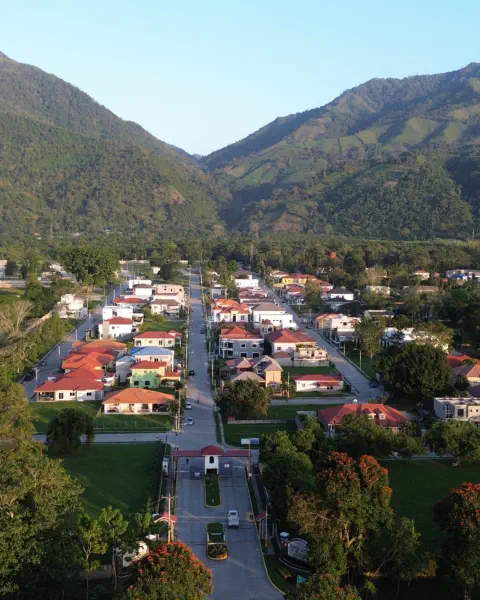 portico de entrada de residencial los prados el porgreeso honduras. lotes en venta