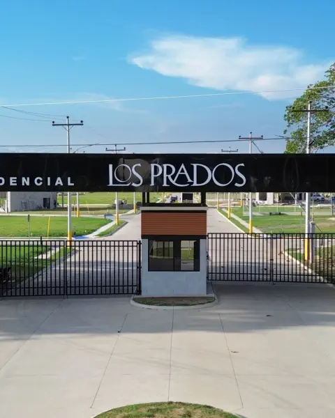 portico de entrada de residencial los prados el porgreeso honduras. lotes en venta