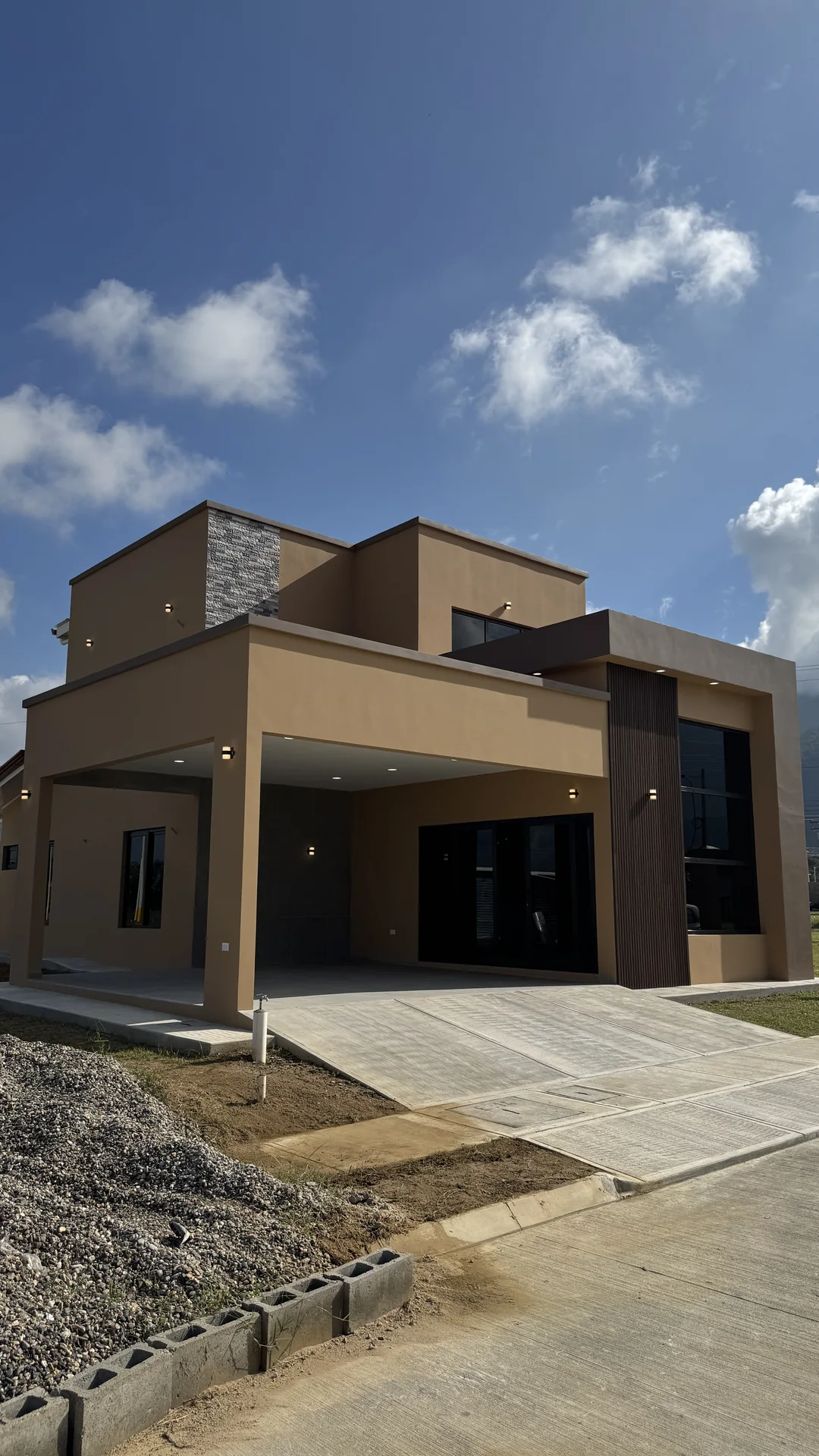 Casa Aura con acabado café en Los Prados