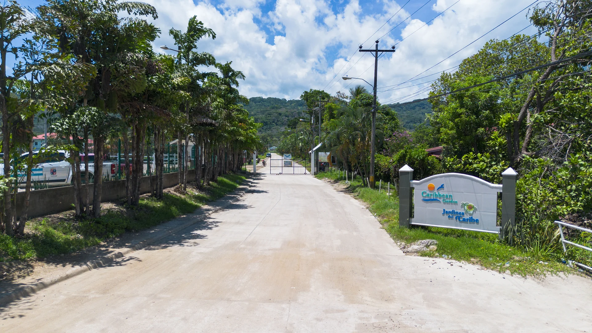 Entrada y rótulo de Jardines del Caribe en Tela