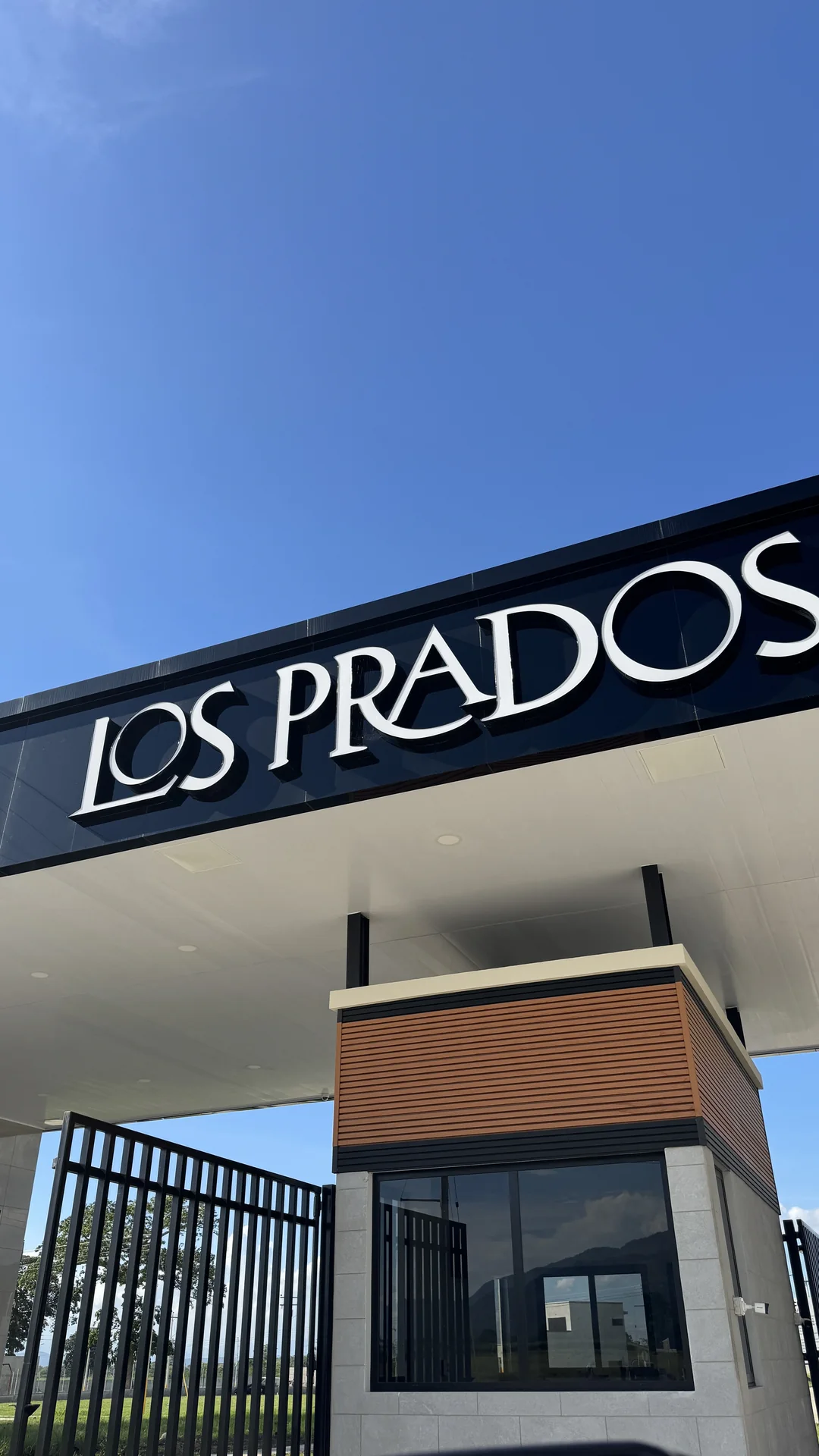 Pórtico de entrada de Residencial Los Prados