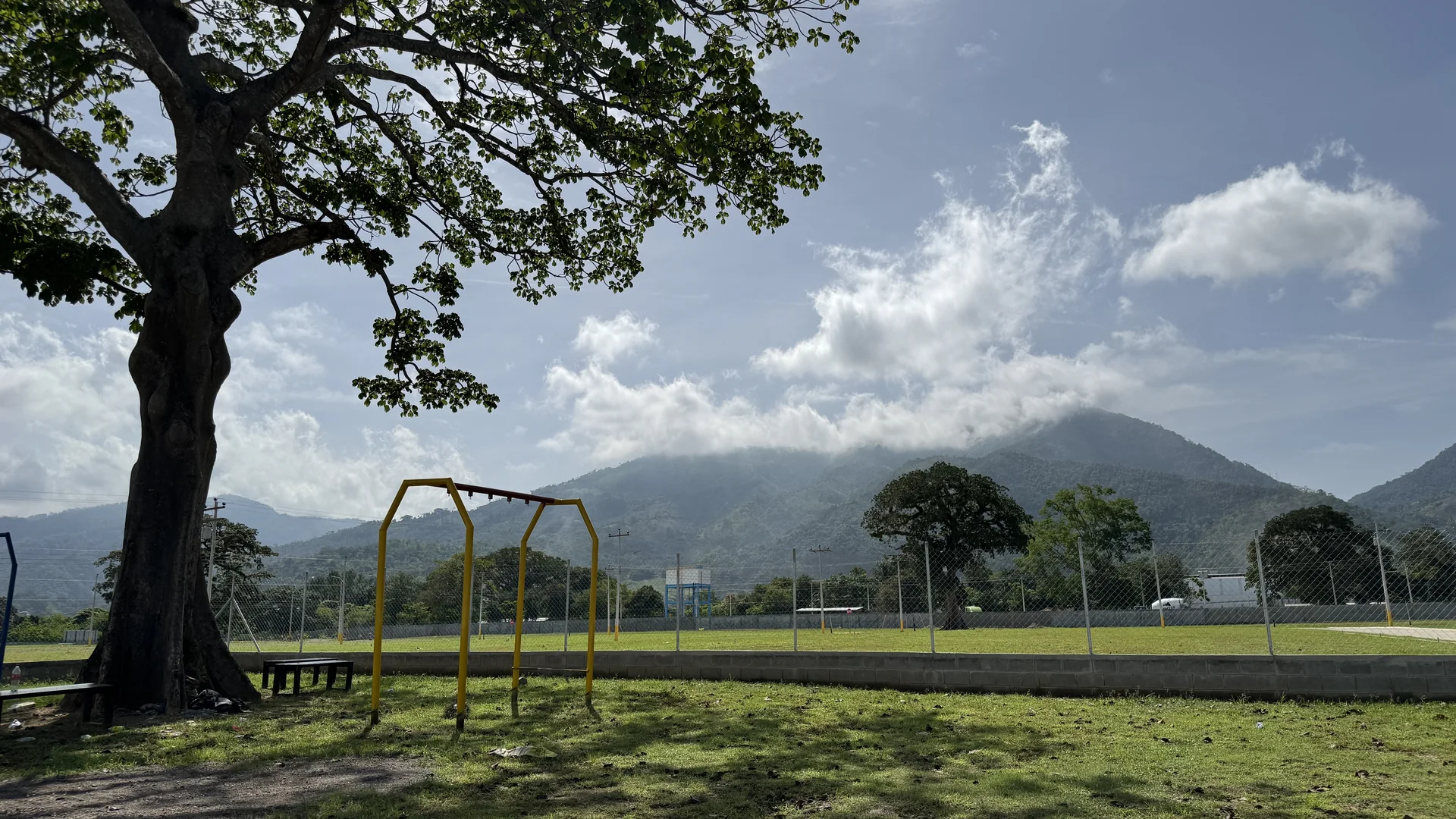 Áreas verdes de Los Prados con vista a la montaña