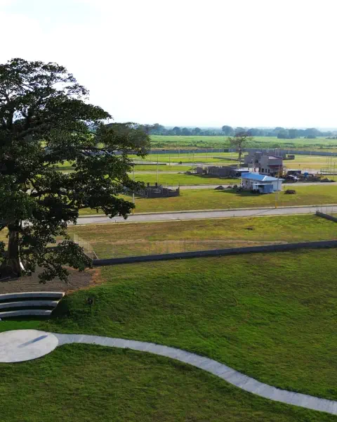 portico de entrada de residencial los prados el porgreeso honduras. lotes en venta