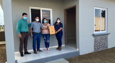 entrega de vivienda a familia